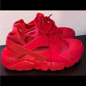 Nike red huraches size 5.5Y run small